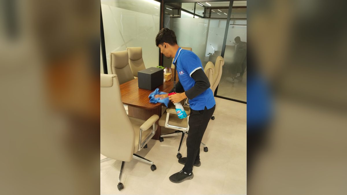 PSFM conference room surface cleaning for Saudi facility contracts